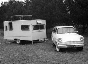 Huifcar achter ford anglia