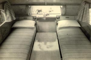 Interieur Montycar met 2 bedden
