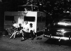 familie op camping in Parijs 1954.JPG (40414 bytes)