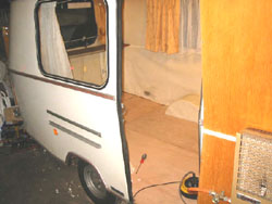 Die stukken werden aan het bestaande frame gepast en toen ik klaar was duurde het een paar weekjes voor de garagebaas tijd had om te lassen wat niet erg was, tenslotte was t geen aangenomen werk. Ondertussen nadenken en pasmaken van de vloer.