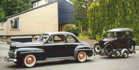 Een maatwerk trekhaak achter een Ford 1947 past natuurlijk ook een caravan of, in dit geval, een autotrailer met 1927 Austin seven