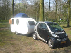 Smart met caravan. Als je ergens rijdt met deze combinatie  loopt de hele straat uit....